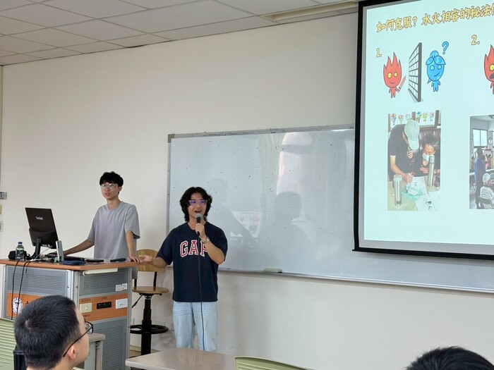 跨校學生共同參與分享，政大汪齊(左)與成大郭晏欣交流服務與影像紀錄經驗。圖片