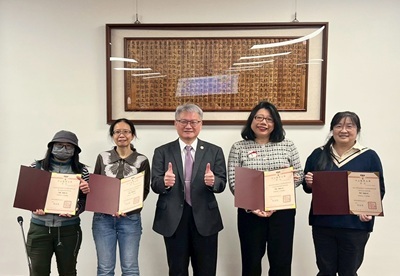 封面-黃建寧校長(中)親自頒發獎狀給獲獎教師，感謝教師團隊對提升校內教學品質所做的貢獻。(右一王郁茗副教授、右二郭慈安副教授、左二李如璧副教授)