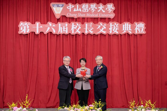 中山醫學大學第十六屆校長交接典禮，由董事長周英香(中)監交，卸任校長黃建寧(左)與新任校長林俊哲(右)完成印信交接。圖片