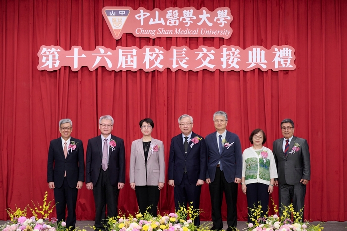 中山醫大校長交接典禮，中研院院長陳建仁(左起)、卸任校長黃建寧、董事長周英香、新任校長林俊哲、教育部次長劉國偉、臺中市副市長賴淑惠及中山醫大校友總會理事長鄭英傑共同合影。圖片