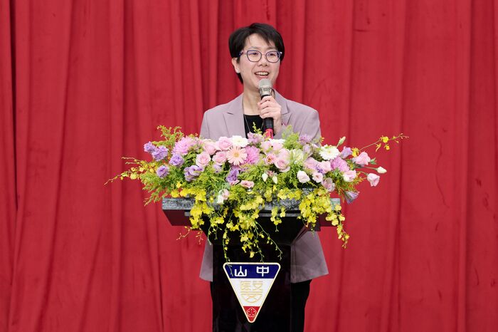 財團法人中山醫學大學董事長周英香致詞，董事長周英香於校長交接典禮致詞，期許新任校長林俊哲帶領中山醫大再創發展新高峰。圖片
