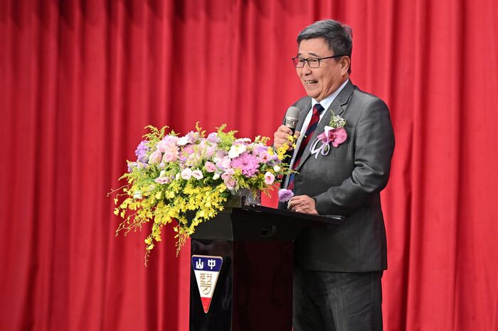 中山醫學大學校友總會理事長鄭英傑祝賀新任校長林俊哲就任，期盼攜手校友共同推動母校永續發展。圖片