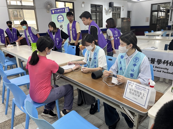 醫技系學生提供測量血壓服務