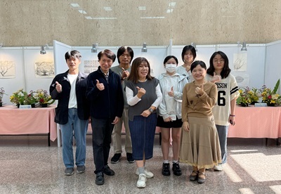 封面-授課教師與同學們於展場前合影。