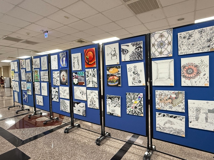 禪繞畫作品以重複線條與圖樣呈現，展現學生創作成果。圖片