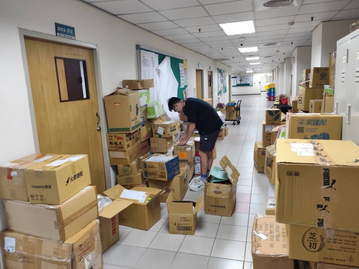 團隊也同步發起物資募集，在校內外熱情響應下，共募集約400公斤愛心物資。圖片