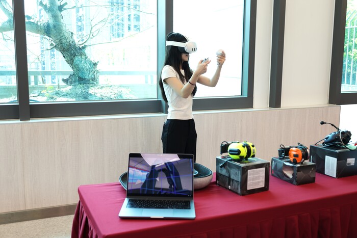 The event featured diverse exchange and interactive sessions, including participants trying out the VR fall-prevention system.圖片