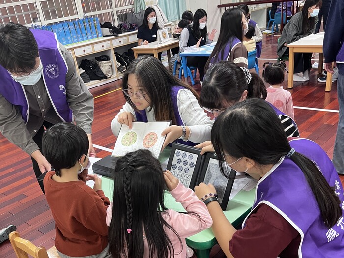 Faculty members and students from the University of Melbourne joined counterparts from Chung Shan Medical University’s College of Medical Science in visiting Wenshan Elementary School’s affiliated kindergarten, where they conducted a joint health screening program for young children.圖片