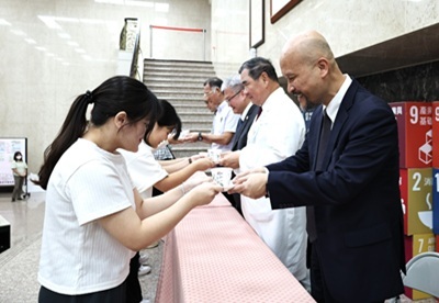 During the ceremony, students expressed their gratitude by serving tea to their teachers.