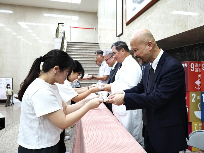 During the ceremony, students expressed their gratitude by serving tea to their teachers.圖片