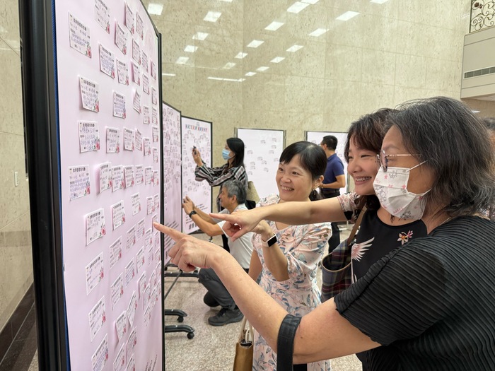 After the ceremony, faculty members read the heartfelt handwritten cards prepared by students.圖片
