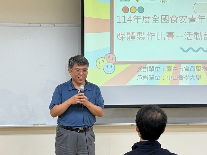 健康管理學院張士昱院長鼓勵學生將跨領域科技的素材整合至作品中。