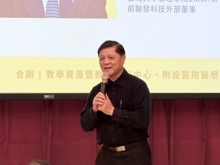 中山醫大醫學人文中心主任楊仁宏介紹講者。圖片