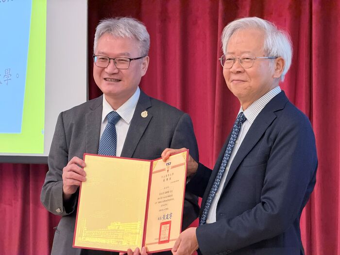 中山醫大校長黃建寧(左)頒發感謝狀給長庚大學校長湯明哲，感謝其精闢的分享。圖片