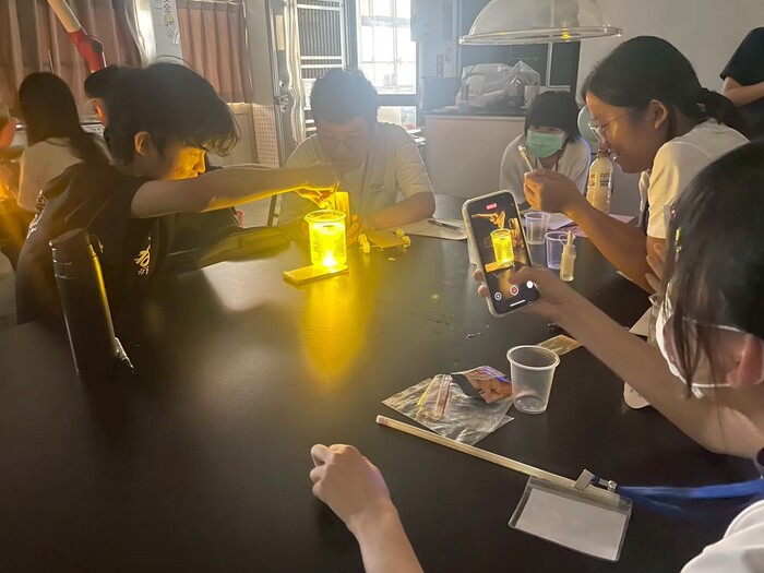 同學在 「藥食能重來」課程中進行酵素相關探究與實作實驗,同學們對於實作完成的成品感到驚奇。圖片