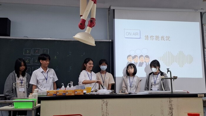 同學們以小組為單位,上台分享並介紹自己根據STEAM教育志工講師們設定的情境所設計出的方案。圖片