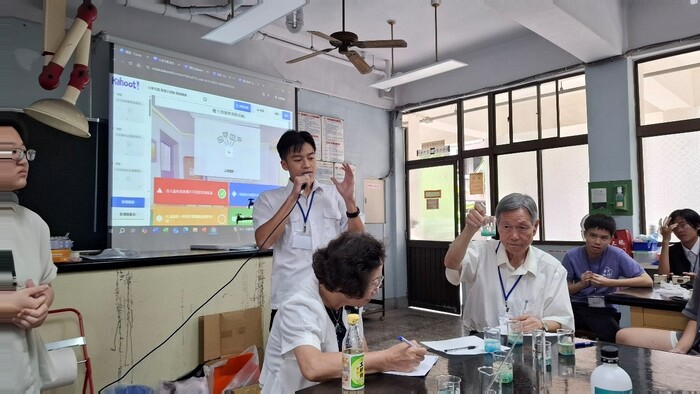 除了探究與實作之外,課程中同學們也有許多團隊合作、溝通協調及上台表達的訓練機會。圖片