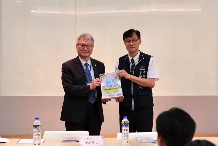 臺中市政府教育局蔣偉民局長(右)與中山醫學大學黃建寧校長(左)皆親臨現場致詞,為活動揭開序幕,展現對本營隊的高度重視。圖片