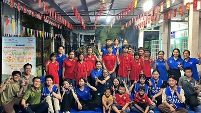 中山醫學大學與越南東方國際大學攜手前往越南桂香孤兒院，展開為期6天的國際志工服務計畫。圖片