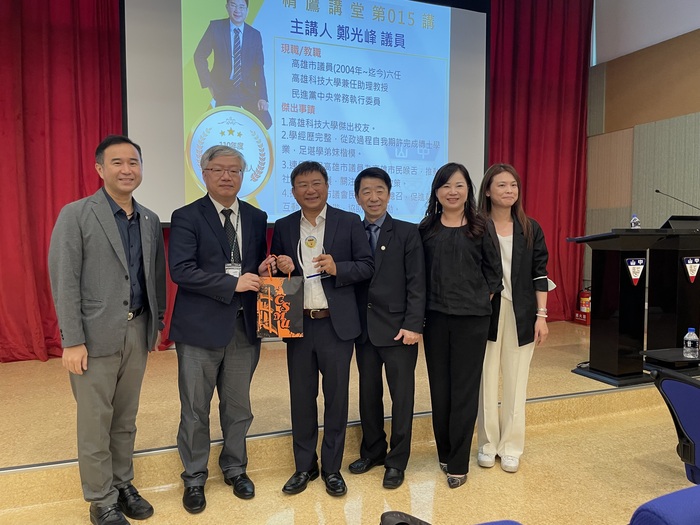 校內師長與鄭光峰議員合照圖片