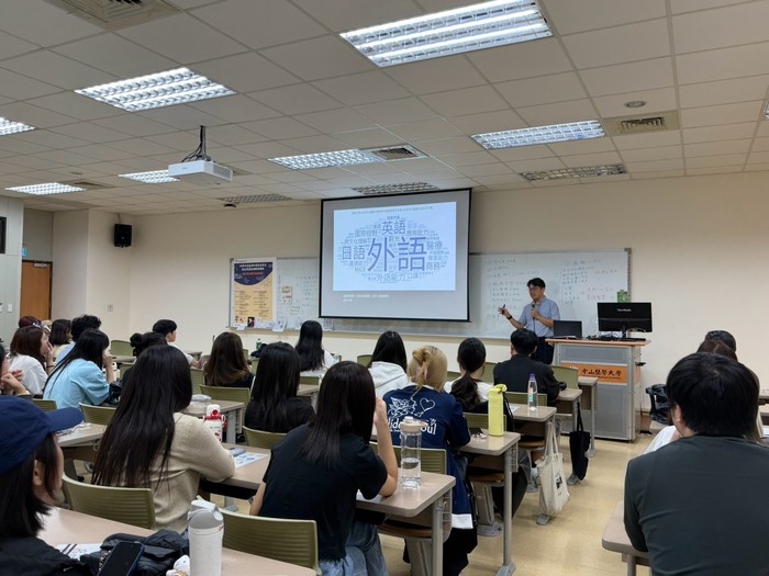 中山醫大應外系9月1日舉辦「英日雙語學習啟航營」，邀請日本台灣交流協會日本語專家佐藤直樹老師分享日語學習與跨文化交流。圖片