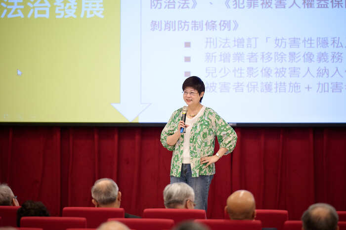 陽明交大特聘教授林志潔生動分享「醫事機構的誠信經營與友善職場」