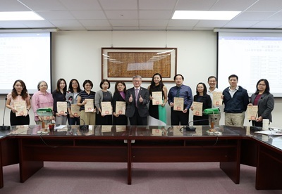 封面-本次共計15位教師獲得「113 學年度教學評量前 5% 教師獎」，並與黃建寧校長(右七)合影。