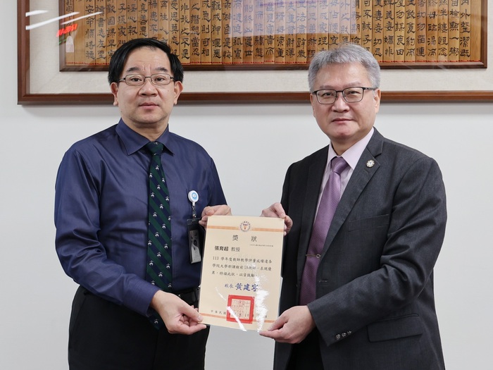 黃建寧校長(右)於行政會議中頒發「113 學年度教學評量前 5% 教師獎」給口腔醫學院牙醫學系(所)張育超老師，肯定其在教學上的卓越表現。圖片