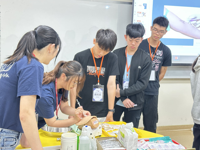 同學在模具上操作抽血步驟，體驗第一線護理人員的日常。