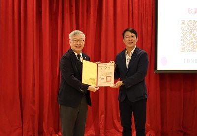 中山醫大校長林俊哲（左）頒發感謝狀予李建興（右），感謝分享高教趨勢與大學治理觀點。