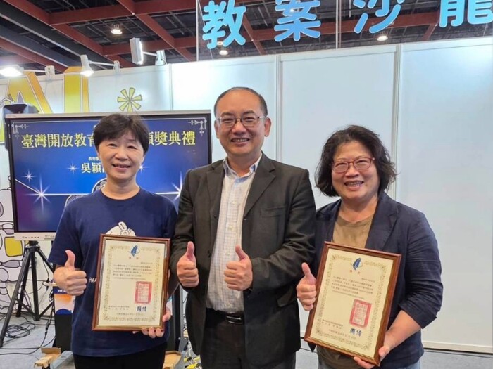 中山醫大教授李彗禎(右)、副教授黃惠珮(左)以「代謝症候群的運動與營養」課程獲開放教育優良課程優選獎，中為教育部資訊及科技教育司司長吳穎沺。圖片