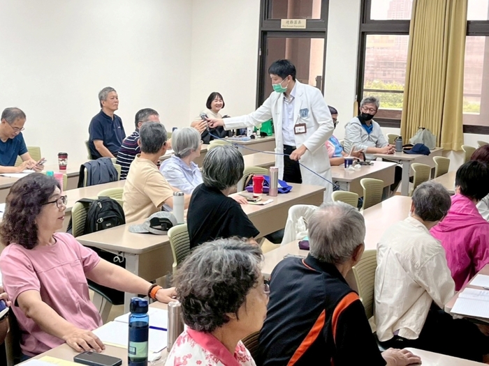 中山附醫肝膽胃腸科主治醫師汪奇志在「胃膽胰保健及治療」課程中與學員熱絡互動。圖片