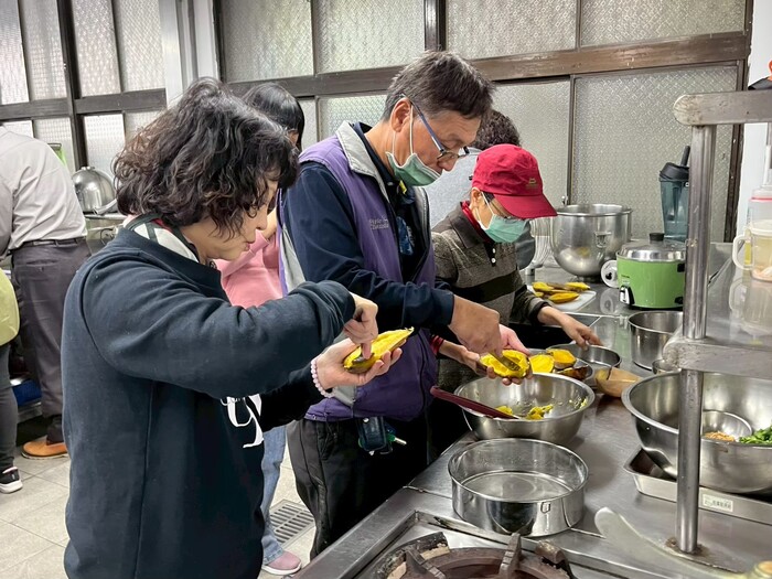 學員親手DIY健康養生料理，從飲食中實踐健康生活。圖片