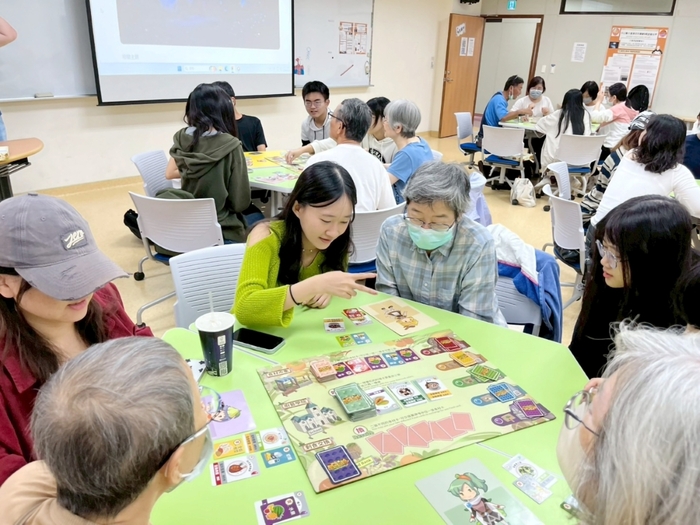「營養與保健」課程透過桌遊互動，讓不同世代在遊戲中輕鬆學習健康與營養知識。圖片