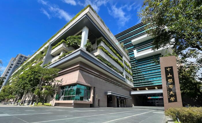 By integrating clinical practice with education, CSMU effectively bridges the gap between academia and industry while enhancing students' practical response skills.圖片