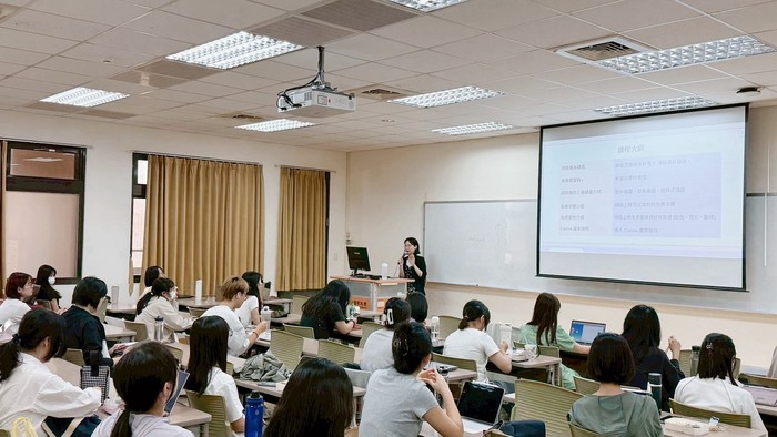 Lecturer Peng Mei-Hsuan, founder of Out of Design Studio, leads students in strengthening digital communication and visual expression skills.圖片