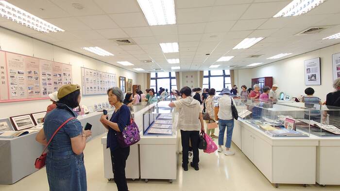 校史室內熱鬧非凡，學姐們穿梭於展示櫃間，欣賞中山醫大走過的每一步重要時刻。