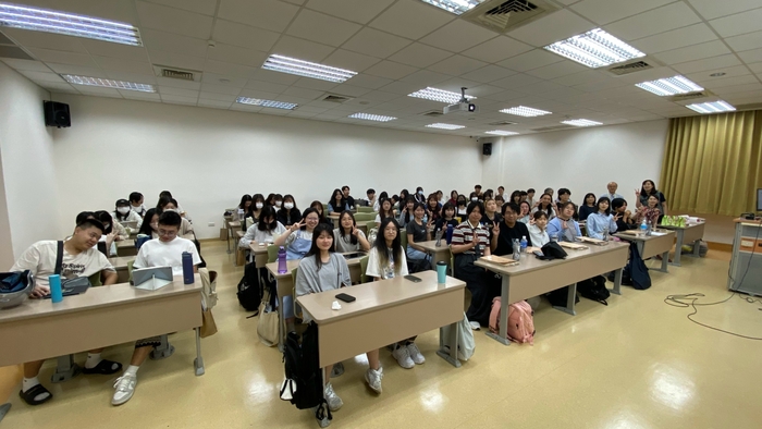 中山醫學大學應外系舉辦教學參訪，結合文化體驗及成果發表，帶領台日學生從實際觀察與互動中認識彼此文化。圖片