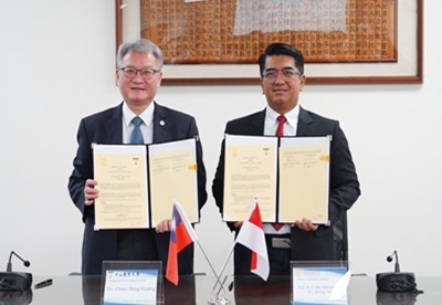 President Chien-Ning Huang of Chung Shan Medical University (left) and President Heri Hermansyah of Universitas Indonesia sign the MOU on behalf of their respective institutions.