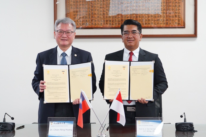 President Chien-Ning Huang of Chung Shan Medical University (left) and President Heri Hermansyah of Universitas Indonesia sign the MOU on behalf of their respective institutions.圖片