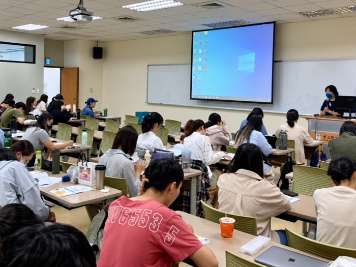 中山醫大推動國考衝刺班，帶領學生整理核心觀念與考題重點。圖片
