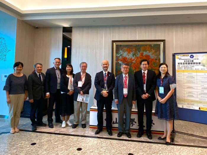 中山醫大辦智慧宜居國際研討會，探討高齡社會的科技創新與生活應用，圖為台、日、韓學者專家合影。圖片