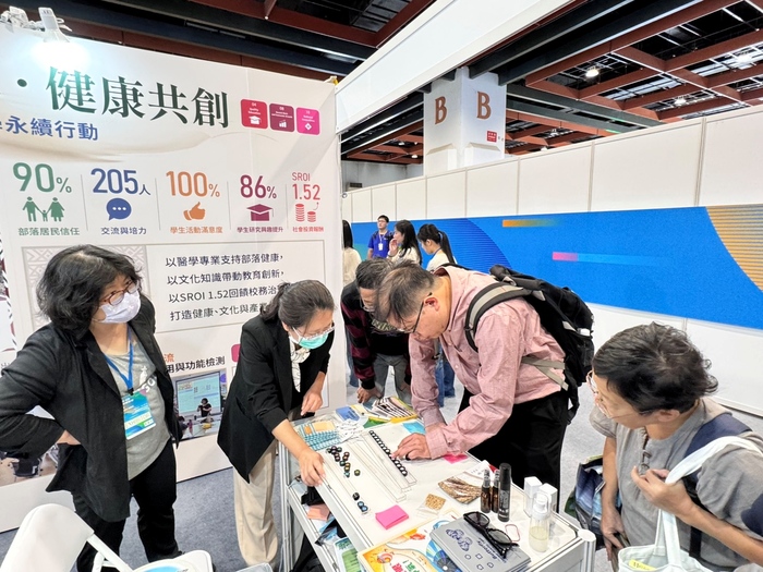中山醫大於2026亞太永續博覽會展出多元健康促進成果，現場透過辨色力活動與民眾互動體驗。圖片