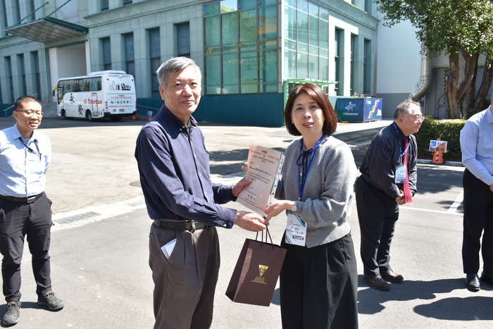 頒發感謝狀及禮品圖片