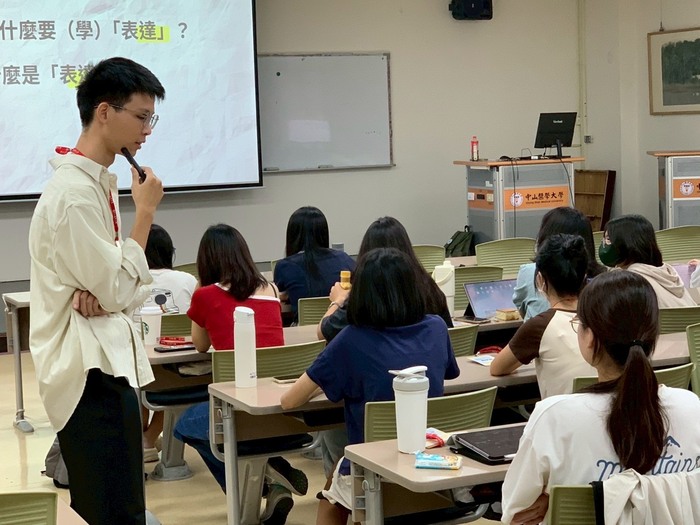 Jeffrey Chang of the Taiwan Future Leadership Association trained students in logic and persuasion through argumentation and role-play.圖片