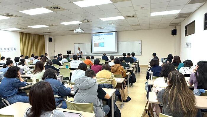 清華大學王道維教授分享AI社工紀錄系統，提升效率與服務品質。圖片