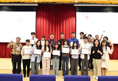 封面-中山醫大頒發双美人才永續培育獎學金，獲獎學生與捐助者双美生技董事長林齊國、醫學院院長葉兆斌(後排左三、左四)及在場師長共同合影。