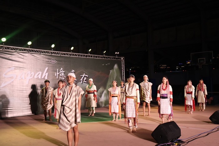 中山醫大原住民文化週晚會以歌舞演出呈現太魯閣族文化特色，現場氣氛熱烈。圖片