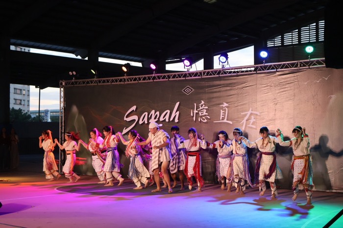 中山醫大原住民文化週晚會以太魯閣族文化為主題，學生身穿傳統服飾帶來精彩舞蹈演出，展現原住民族文化魅力。圖片