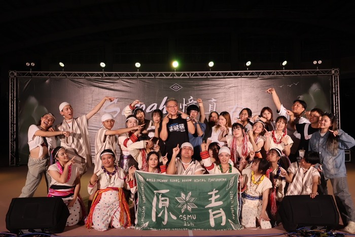 中山醫大原住民青年文化交流社舉辦「Sapah憶直在」原民週晚會，師生於活動後合影留念，共同留下文化交流回憶。圖片